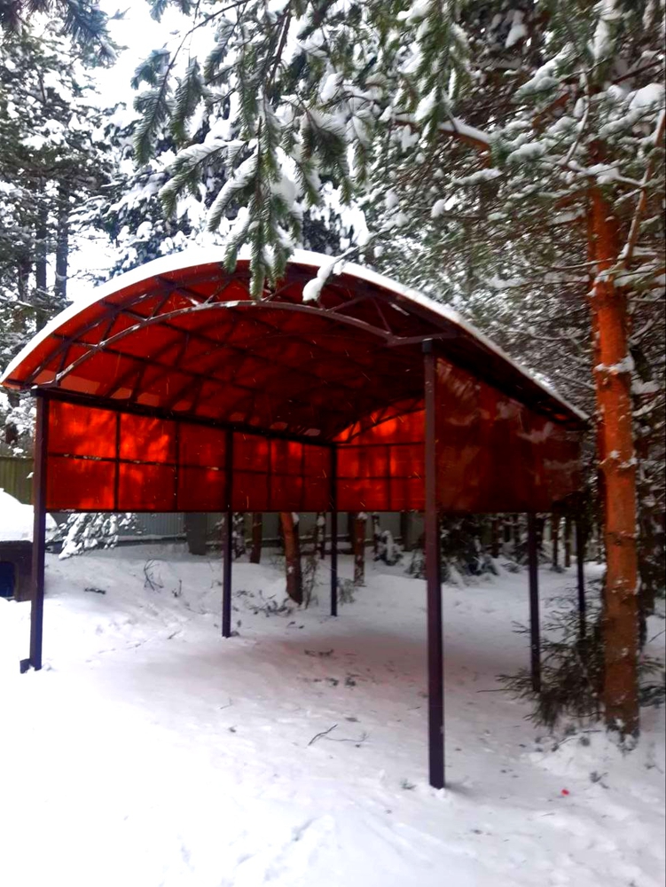 Полузакрытый навес с крышей из поликарбоната