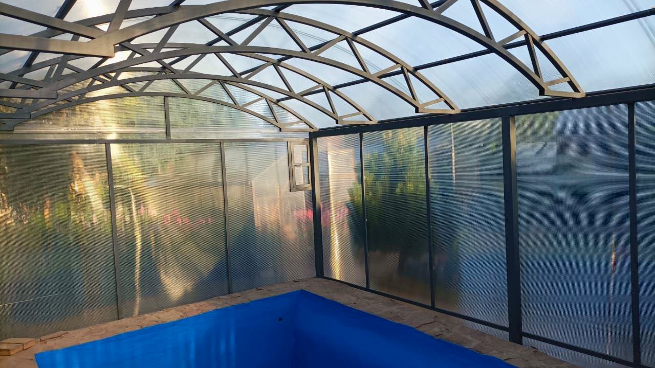 Полузакрытый навес с крышей из поликарбоната